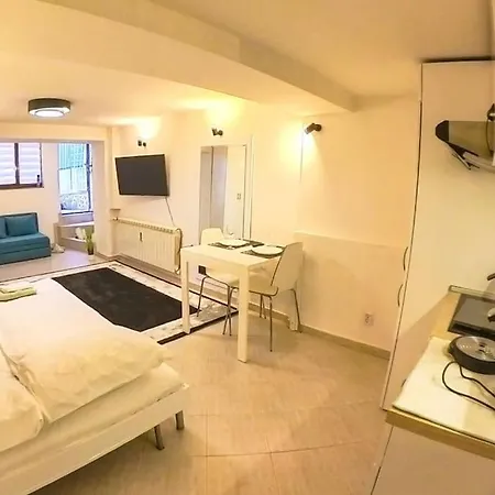 With Courtyard Just Steps Away Vitosha Str דירה